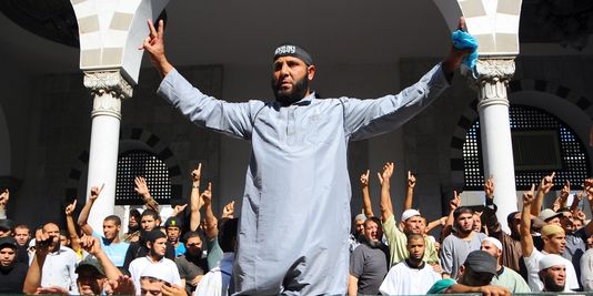 Salafistes tunisiens devant une mosquée