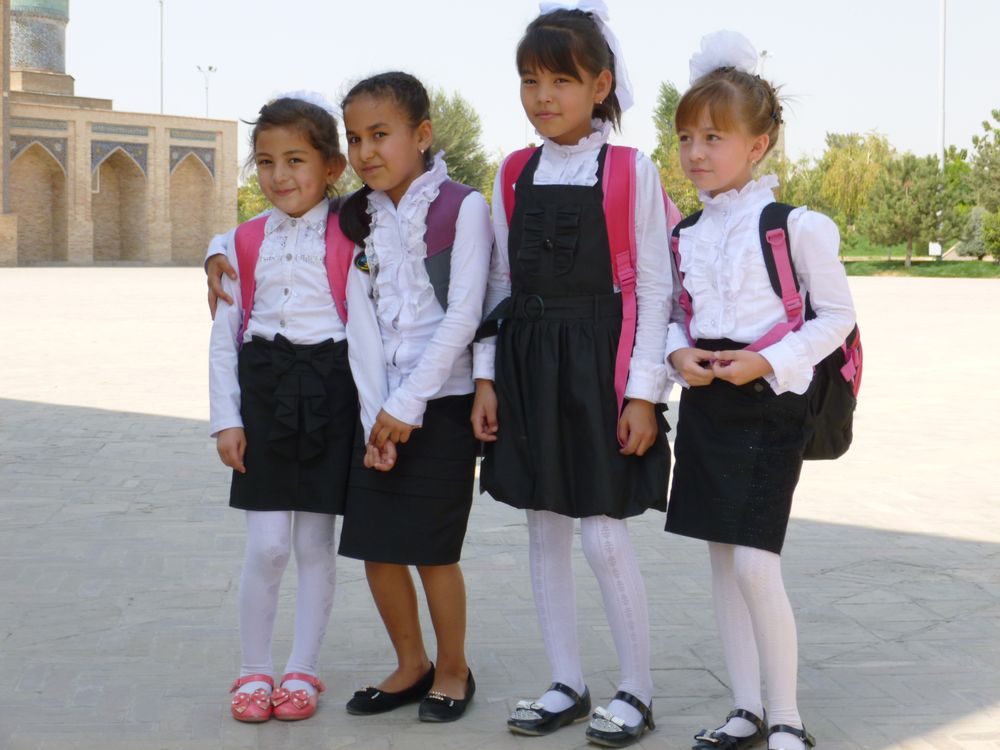 Petites écolières en uniforme