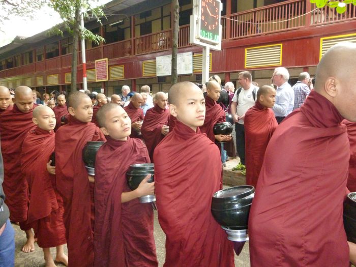Défilé de jeunes moines