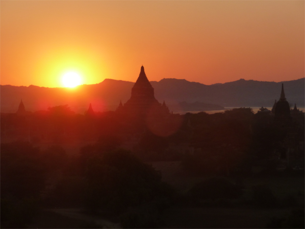 Coucher de soleil sur Bagan